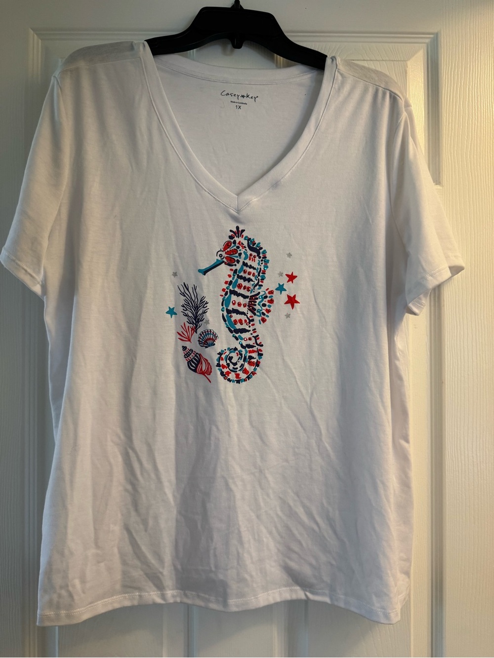 Casoxyker White V-Neck T-Shirt with Seahorse Graphic